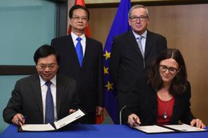 Signing ceremony for the conclusion of the negotiations of a EU/Vietnam Free Trade Agreement (FTA), by Vũ Huy Hoàng, seated, on the left, and Cecilia Malmström, seated, on the right, in the presence of Nguyễn Tấn Dũng, standing, on the left, and Jean-Claude Juncker